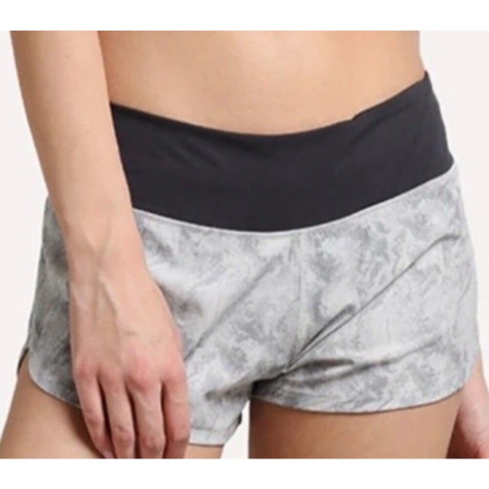 Vuori Size L Omni Performance Shorts White Gray Printed